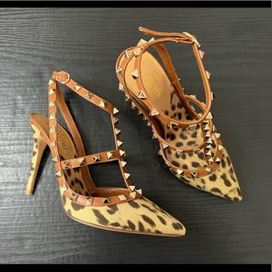 Valentino Garavani Leopard Rockstud Pumps
